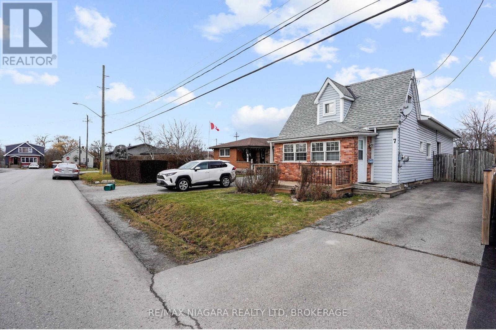 7 Bloomfield Ave, St. Catharines, ON L2P 1W8