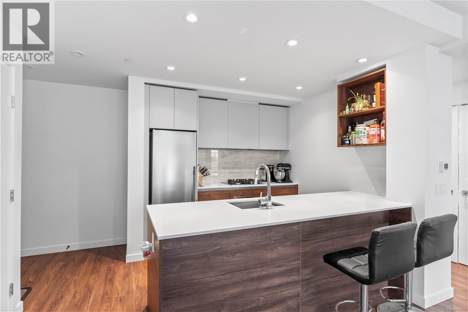 369 Tyee Rd Unit 504 Rd, Victoria, BC V9A 0B6