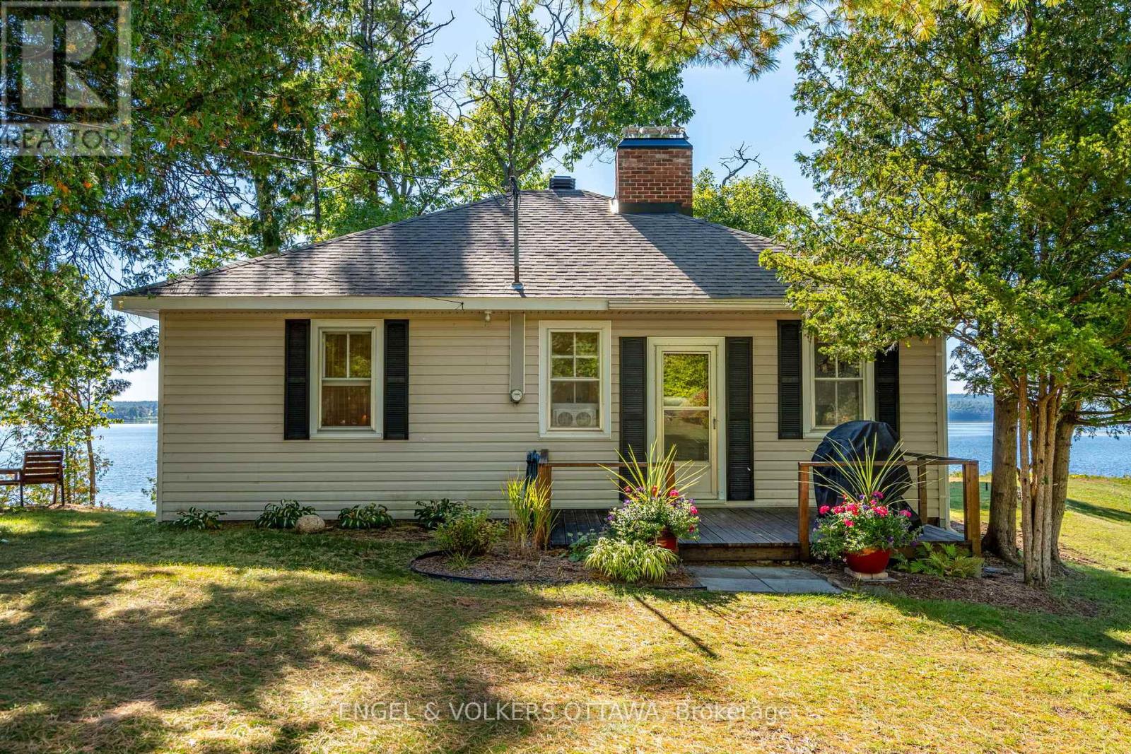 5349 Calabogie Rd, Greater Madawaska, ON K0J 1H0