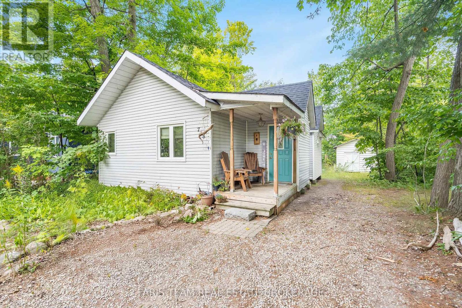728 Hastings Ave, Innisfil, ON L9S 1Z3