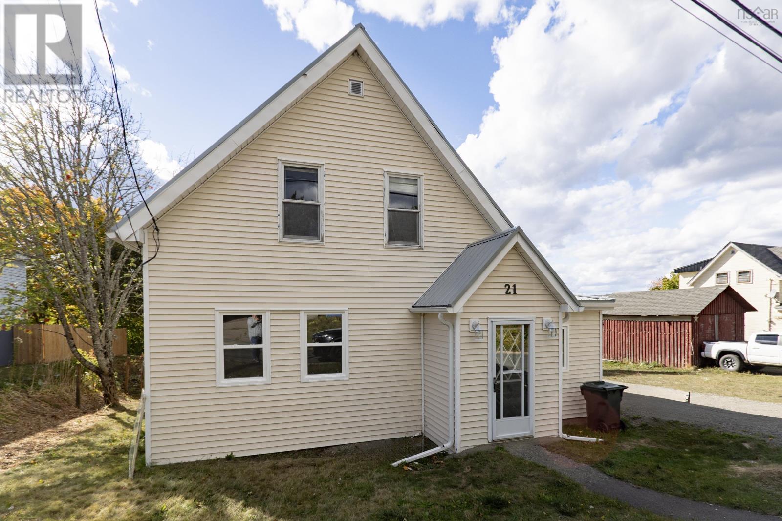 21 Mechanic St, Springhill, NS B0M 1X0