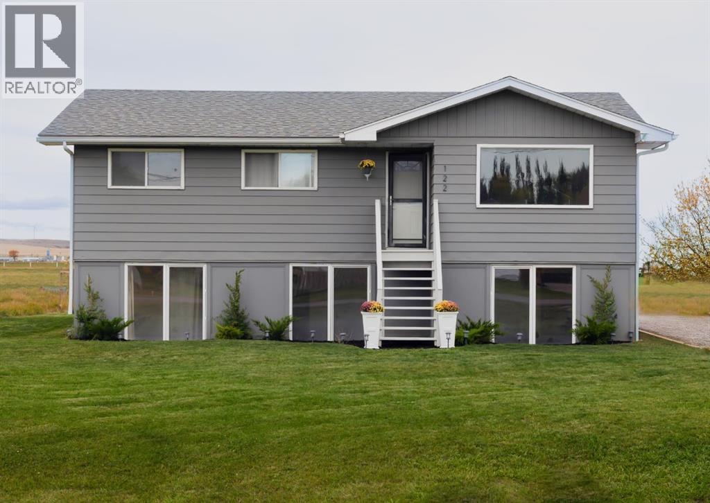 122 S 3 St W, Magrath, AB T0K 1J0