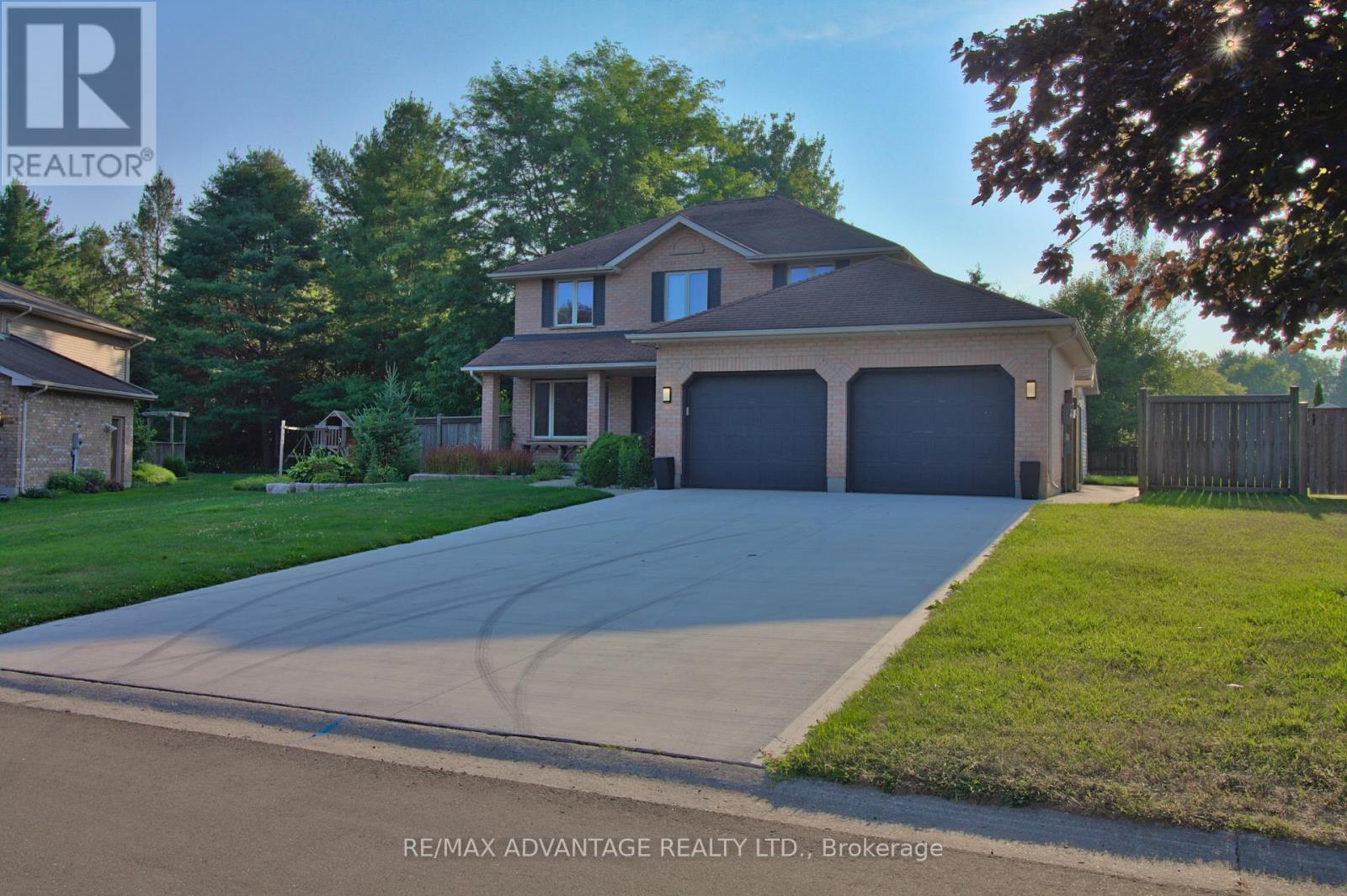 21 Village Gate Cres, Thames Centre, ON N0L 1G3