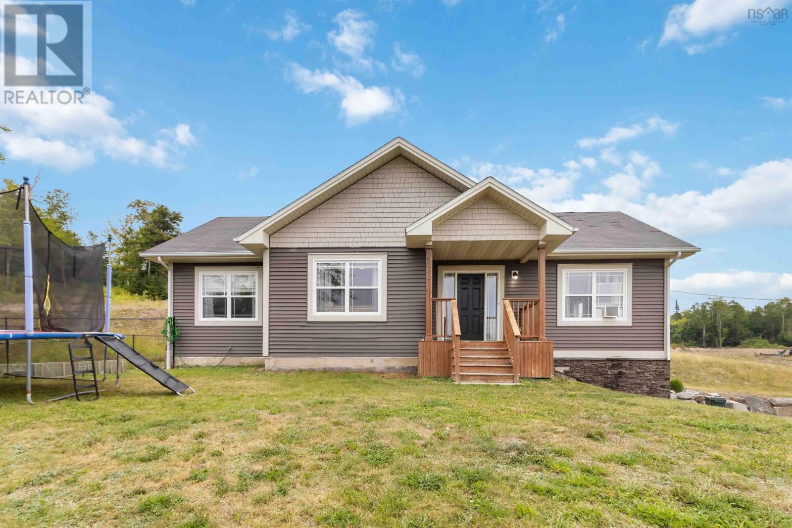 413 E Uniacke Rd, Mount Uniacke, NS B0N 1Z0