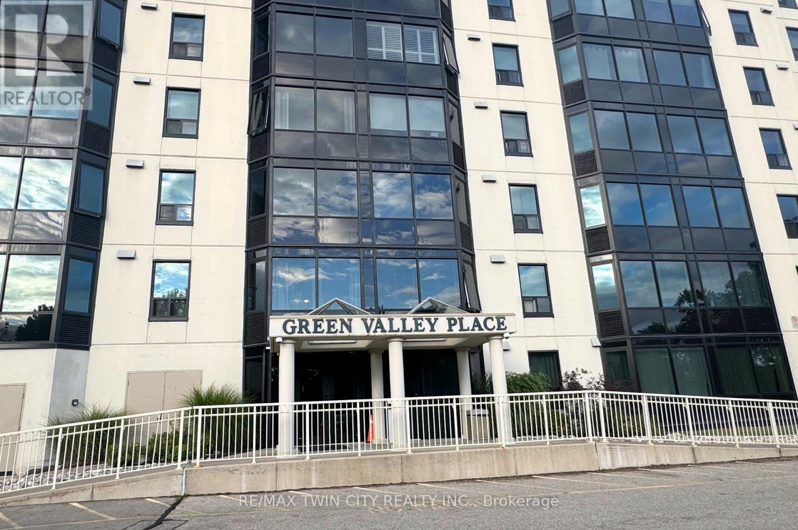 1605 35 Green Valley Dr, Kitchener, ON N2P 2A5