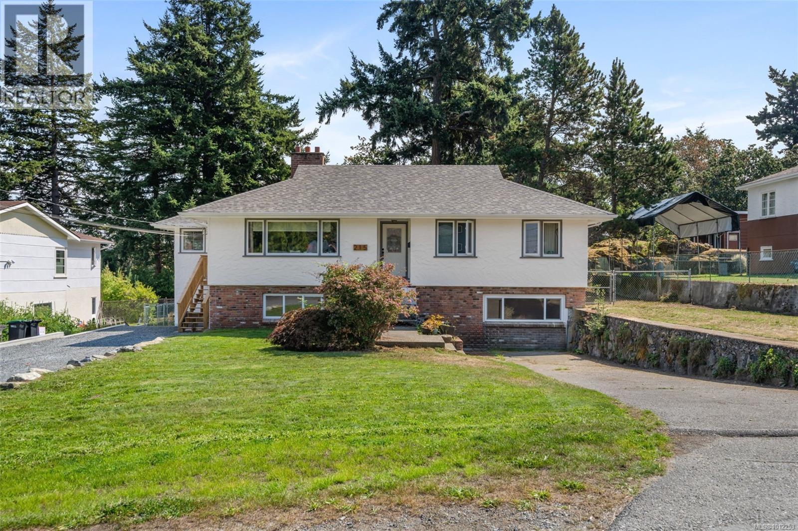 215 Suzanne Pl, Victoria, BC V9B 1P2