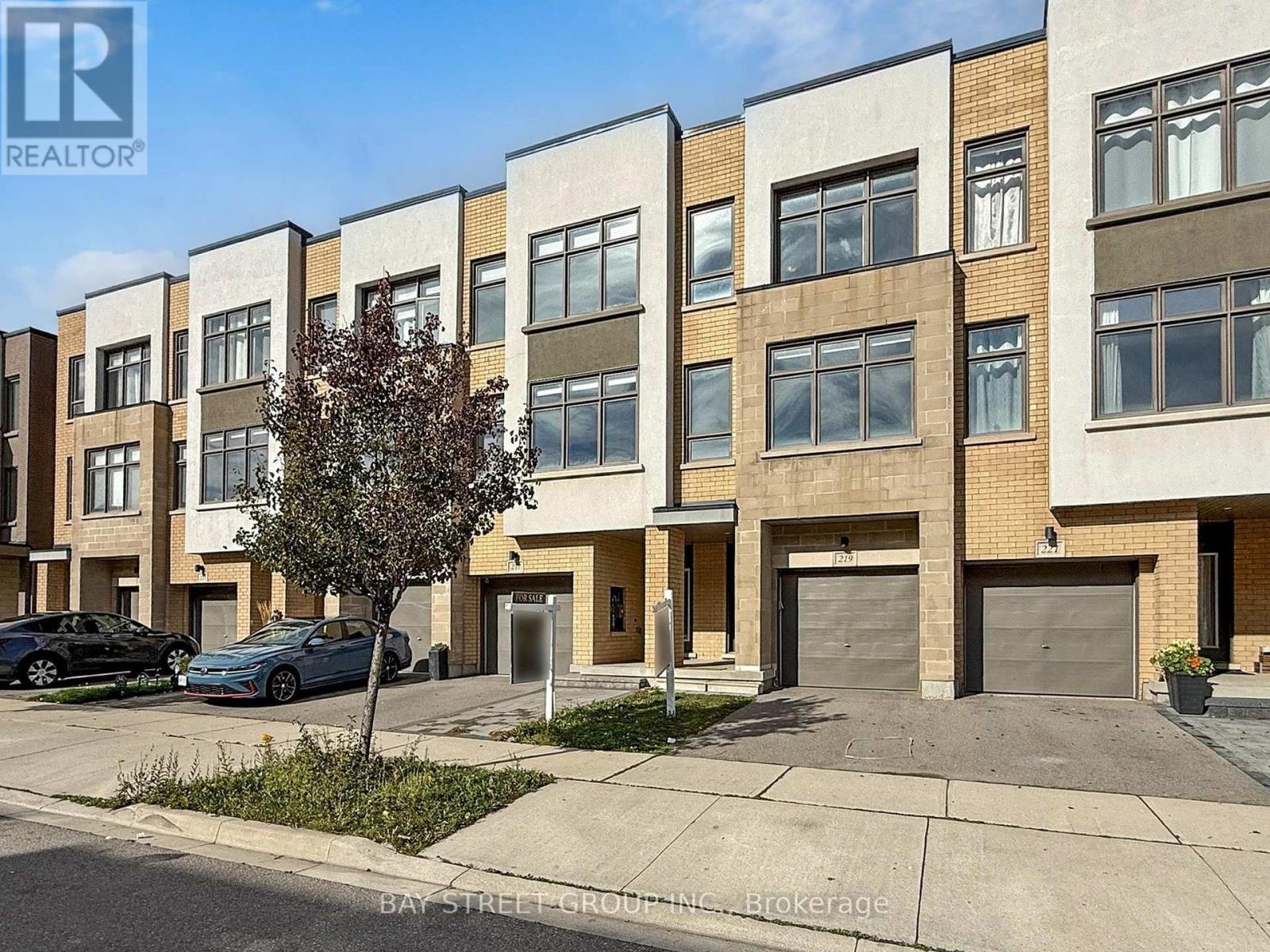 219 Huguenot Rd, Oakville, ON L6H 0L6