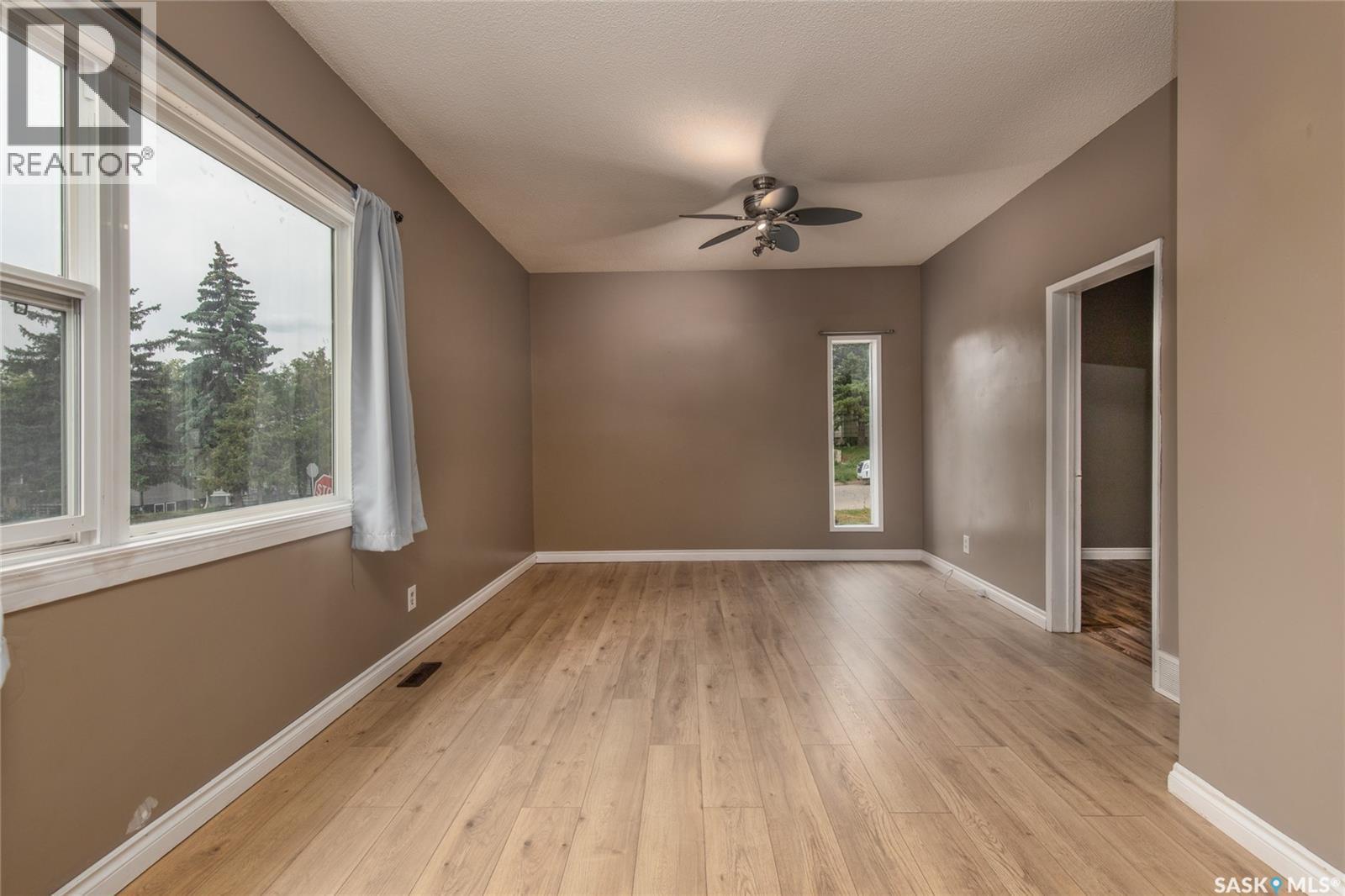 1103 4 Avenue Northeast, Moose Jaw, SK S6H 1H9