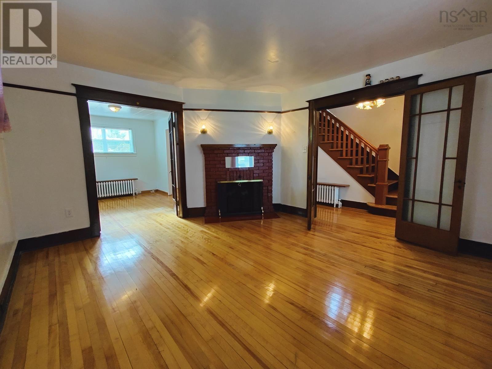 32 Mercer St, Sydney, NS B1N 2X7