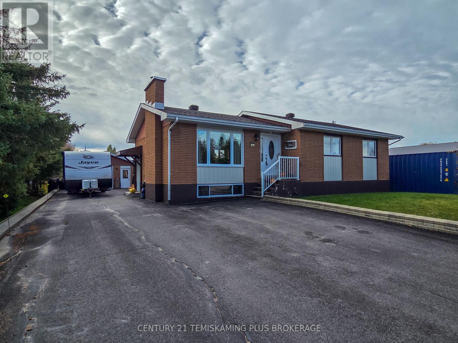 29 Eleventh St, Armstrong, ON P0J 1E0