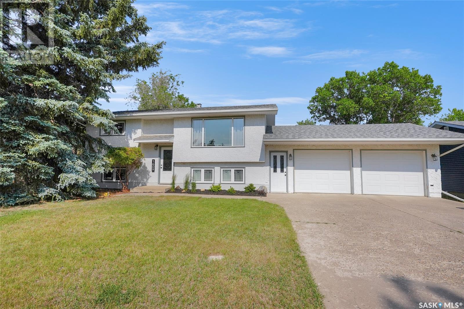 1609 11 Avenue Northwest, Moose Jaw, SK S6H 6M5