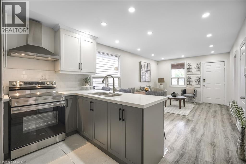 230 Mcanulty Blvd, Hamilton, ON L8H 3J1