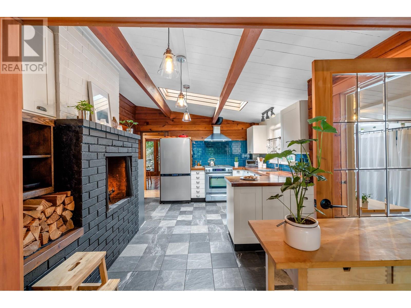 5817 Eagle Is, West Vancouver, BC V7W 1V6
