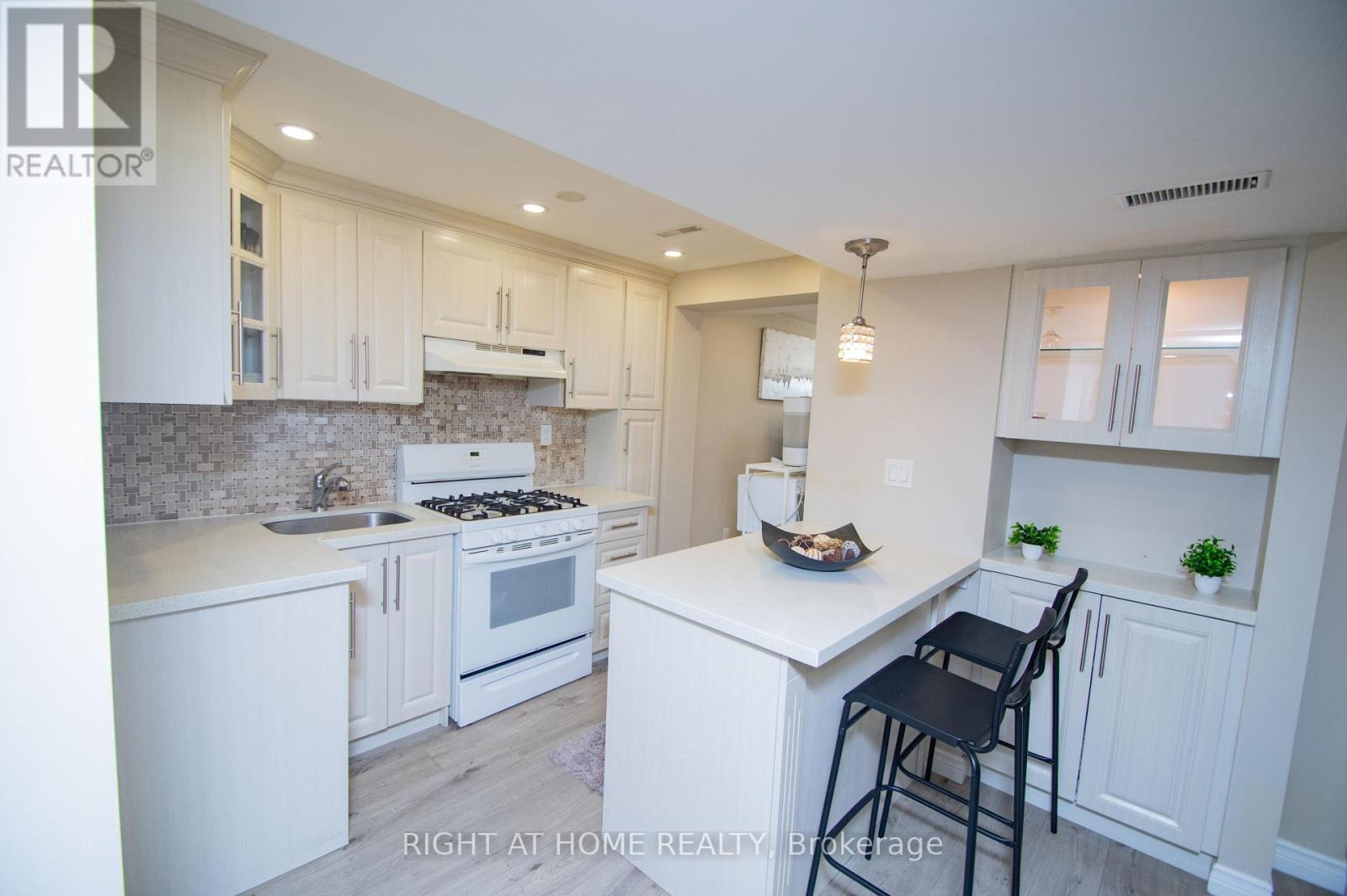 65 Bridgenorth Cres, Toronto, ON M9V 2M5