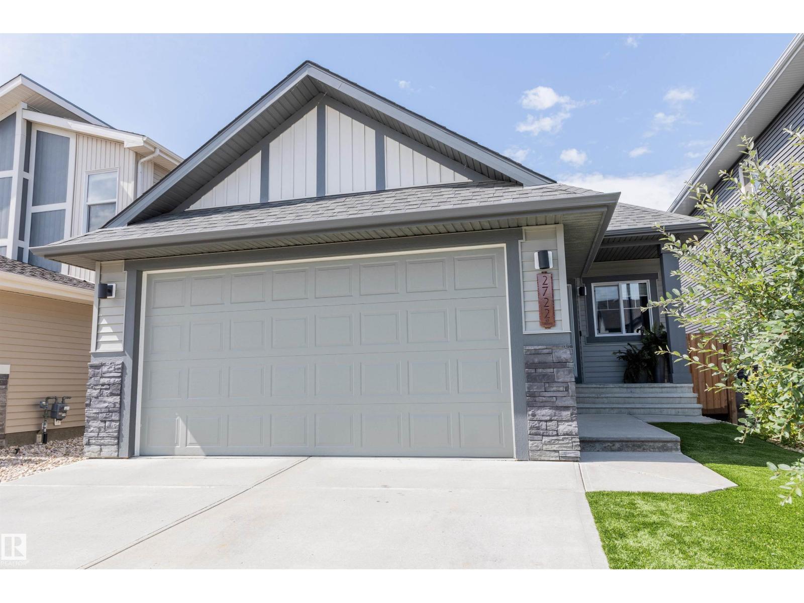 2722 Collins Cr SW, Edmonton, AB T6W 3X4