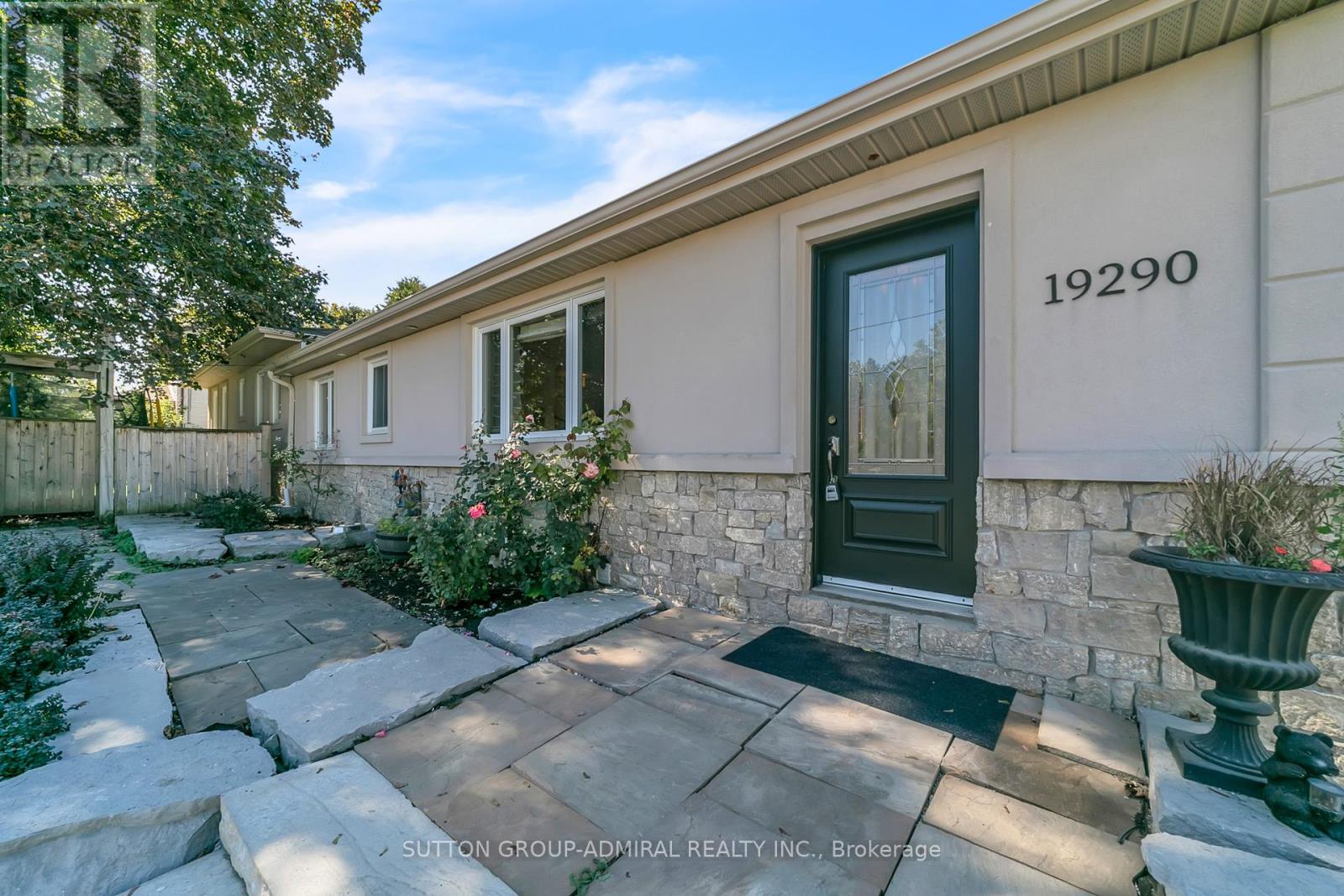 19290 Yonge St, East Gwillimbury, ON L9N 1L5