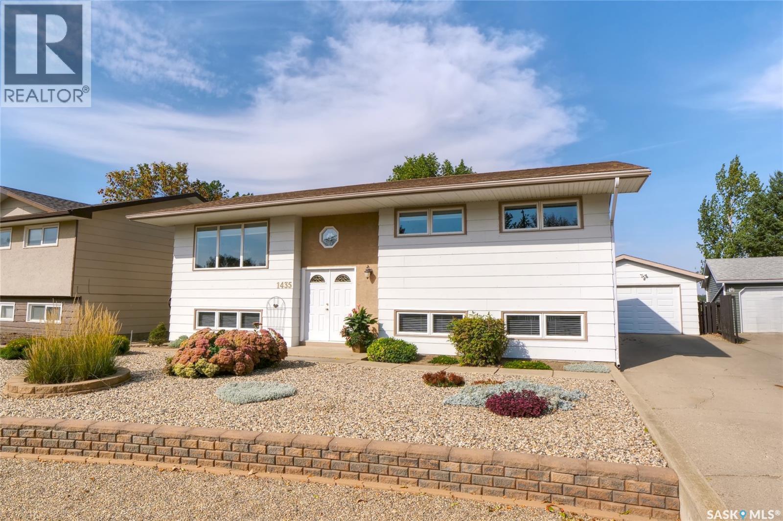 1435 Sioux Cres SW, Moose Jaw, SK S6H 7C8