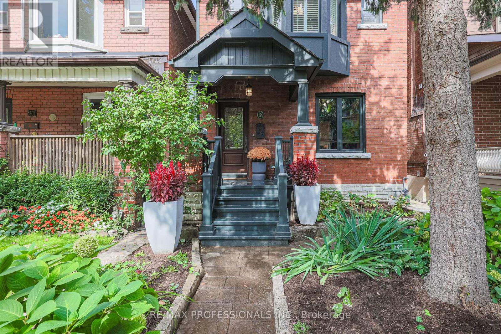 18 Constance St, Toronto, ON M6R 1S4