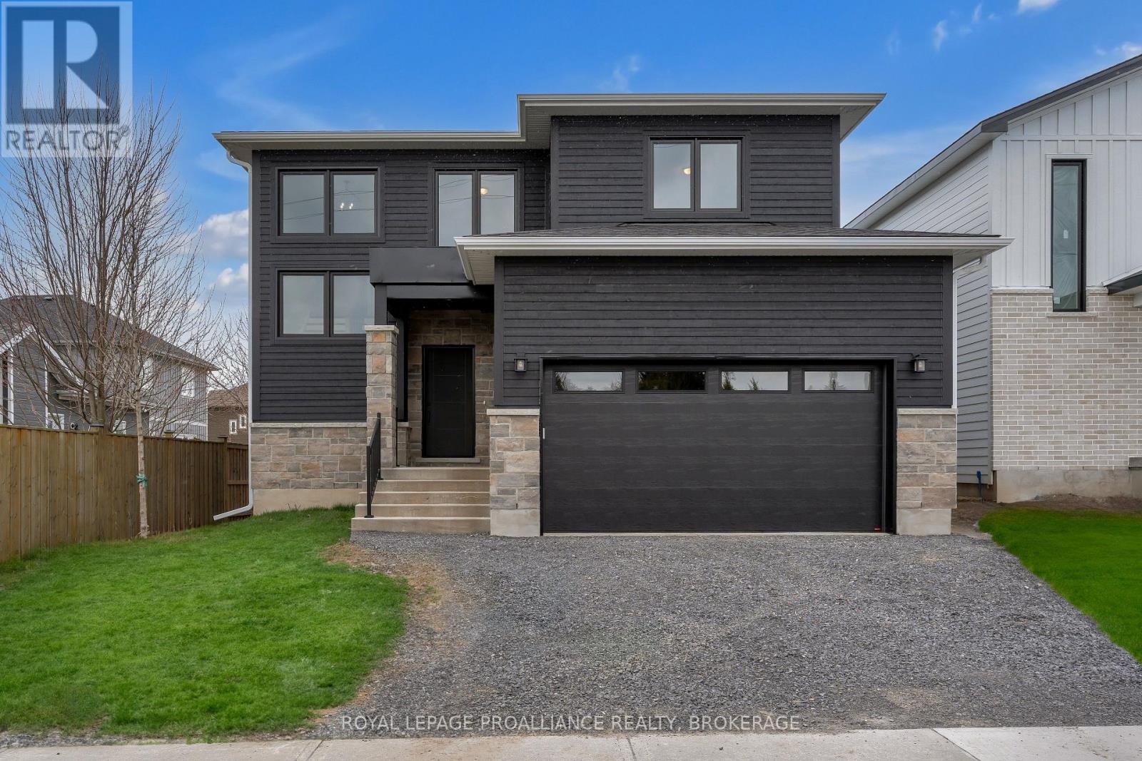 2 Park Cres, Loyalist Amherstview, ON K7N 0C2