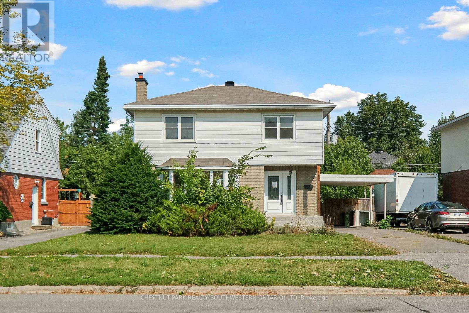 809 Smyth Rd N, Ottawa, ON K1G 1P2