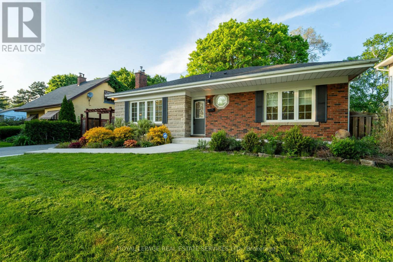 1071 Joan Dr, Burlington, ON L7T 3H3