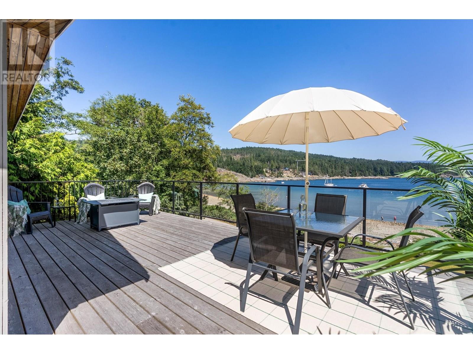 7653 Redrooffs Rd, Halfmoon Bay, BC V7Z 1C4