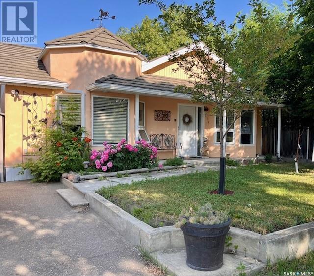 118 Cedar Ave N, Eastend, SK S0N 0T0