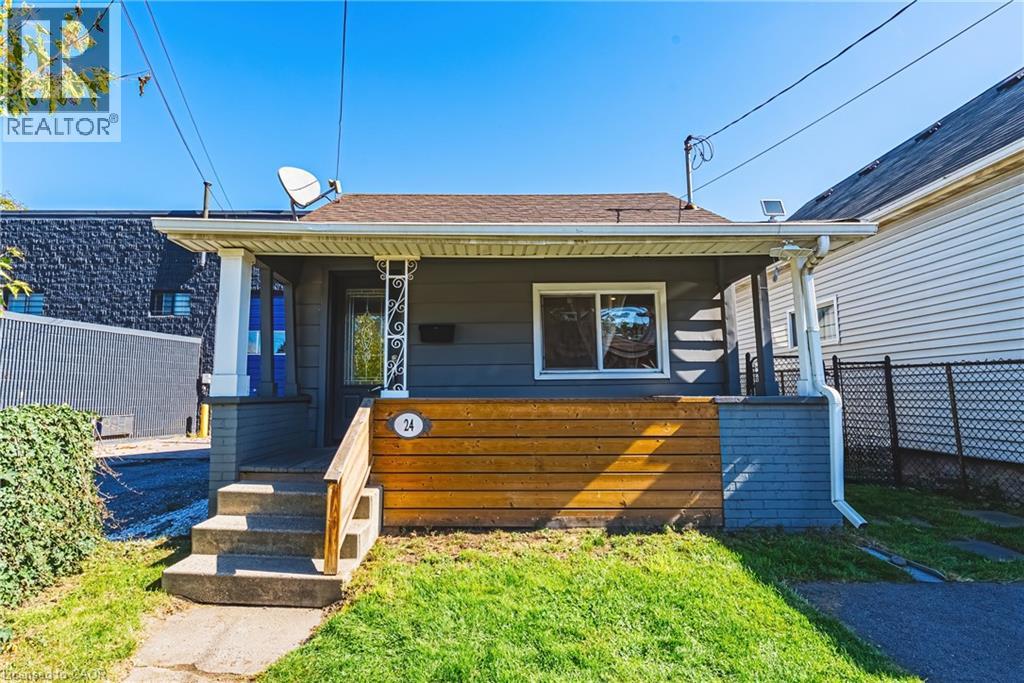 24 Rowanwood St, Hamilton, ON L8L 7H3