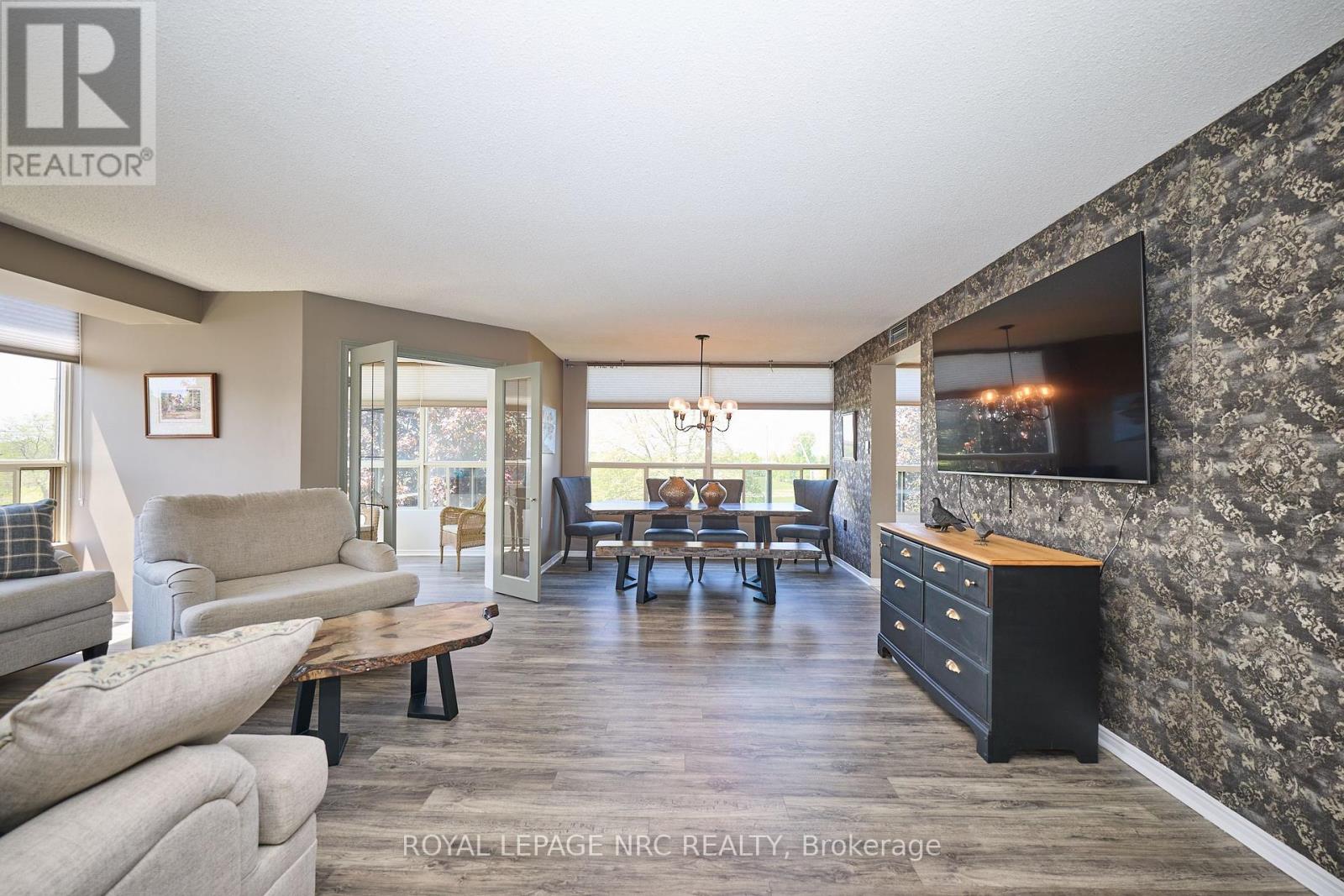 403 5100 Dorchester Rd, Niagara Falls, ON L2E 7H4
