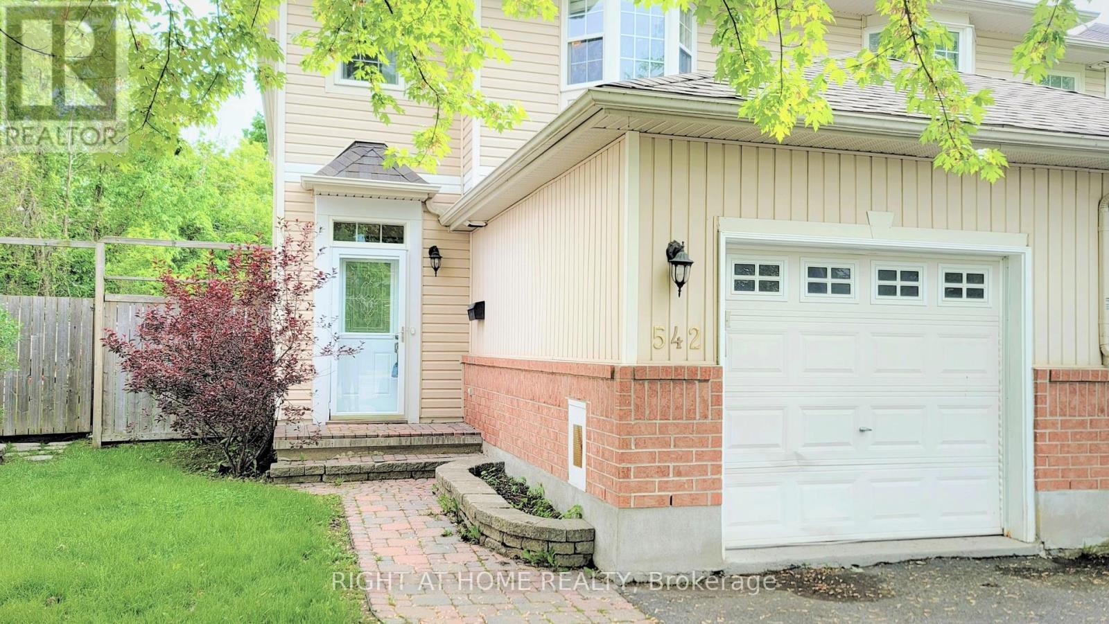 542 Aberfoyle Cir, Ottawa, ON K2K 3R2