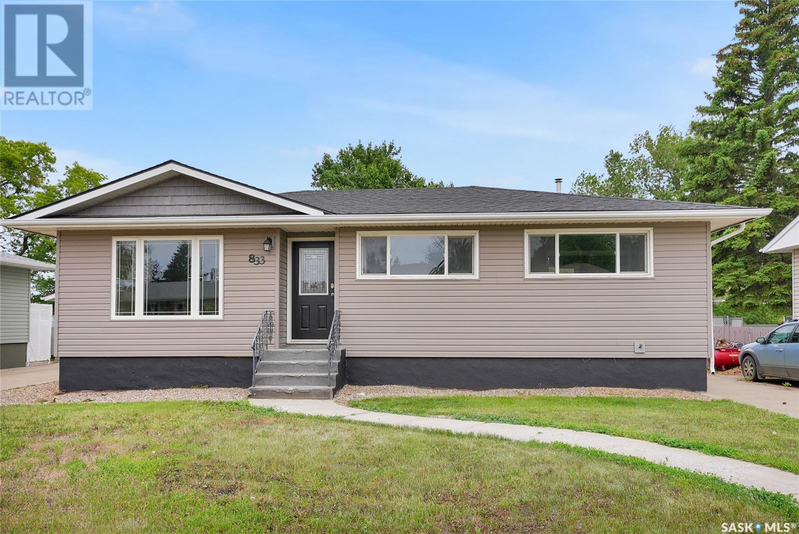 833 Keith St, Moose Jaw, SK S6H 5R4