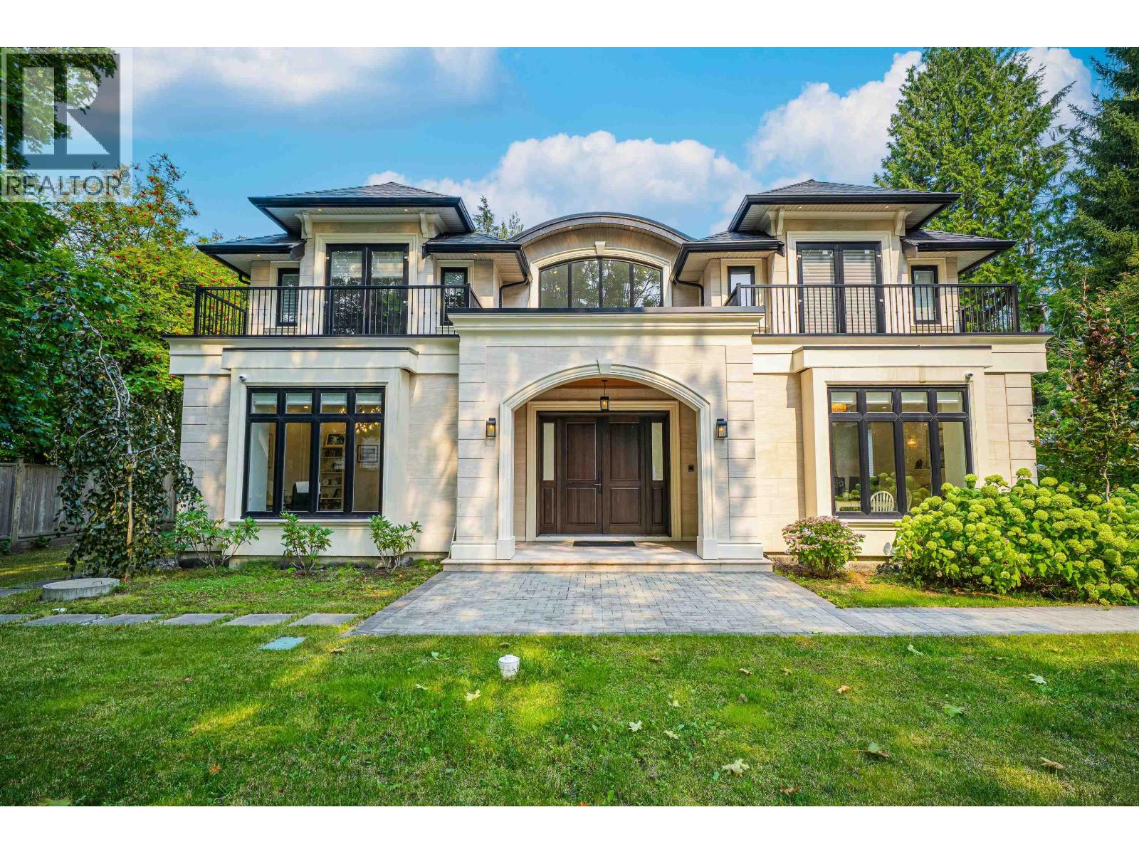 1048 Handsworth Rd, North Vancouver, BC V7R 2A6