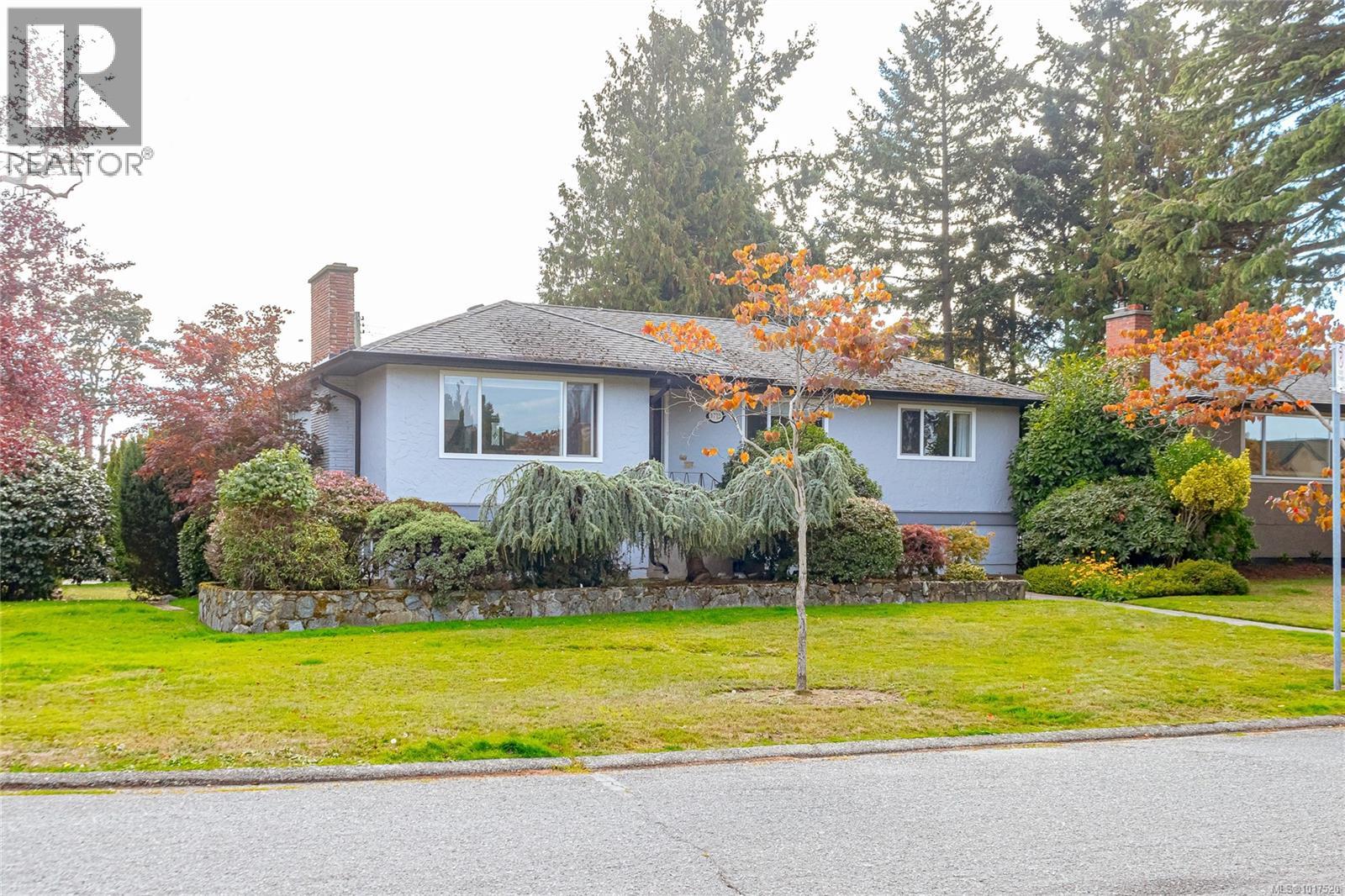 1723 Taylor St, Saanich, BC V8R 3E9