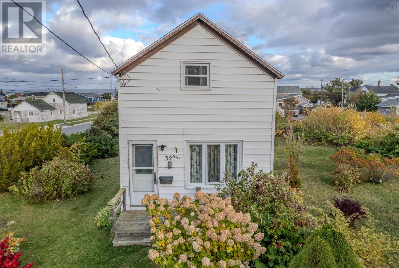 32 Arthur St, Glace Bay, NS B1A 3Y4