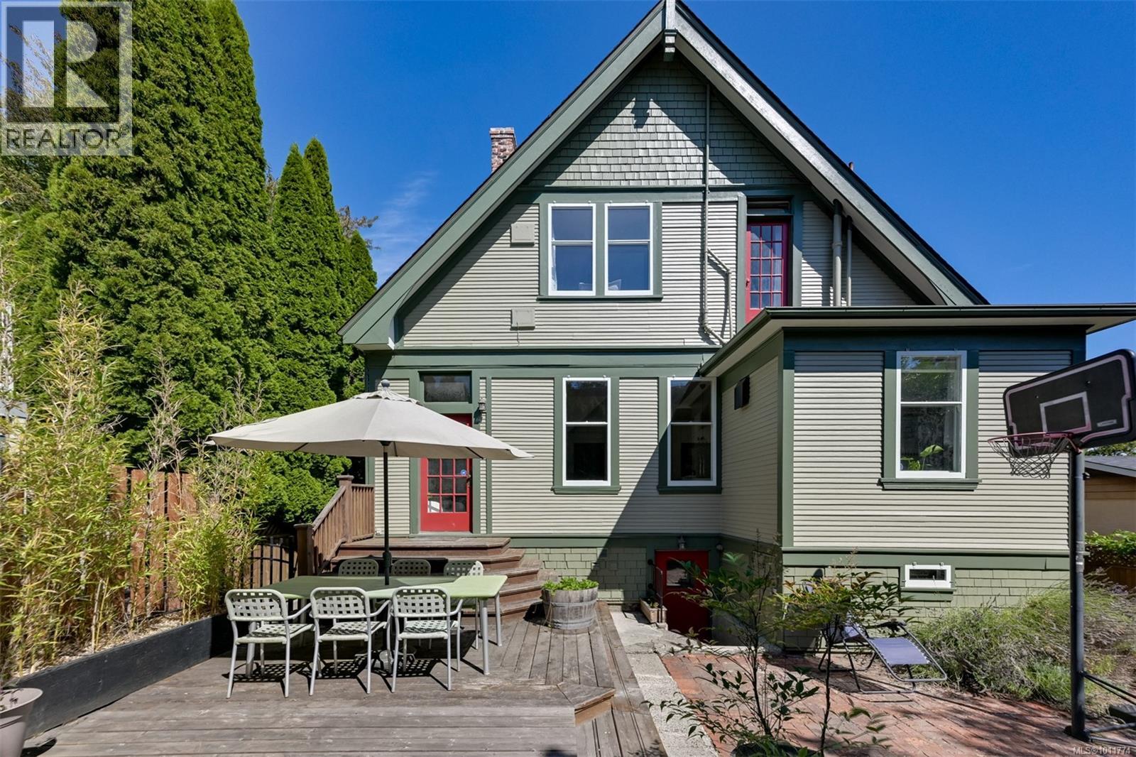 1609 Gladstone Ave, Victoria, BC V8R 1S6