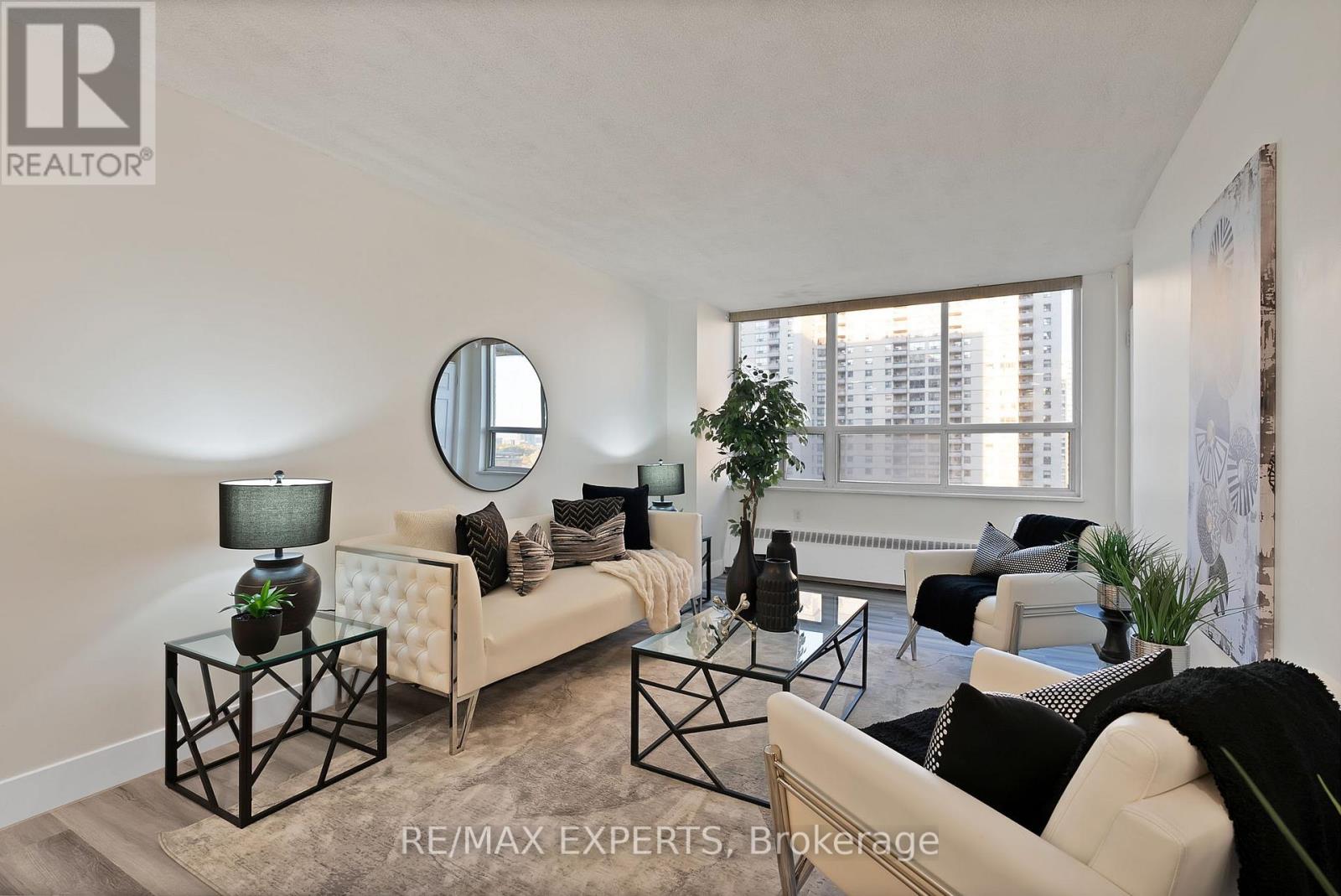 1013 390 Dixon Rd, Toronto, ON M9R 1T4