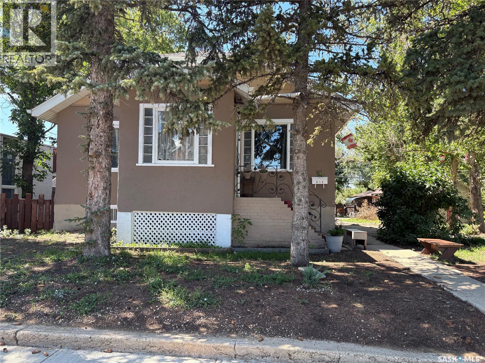 512 Centre St, Assiniboia, SK S0H 0B0