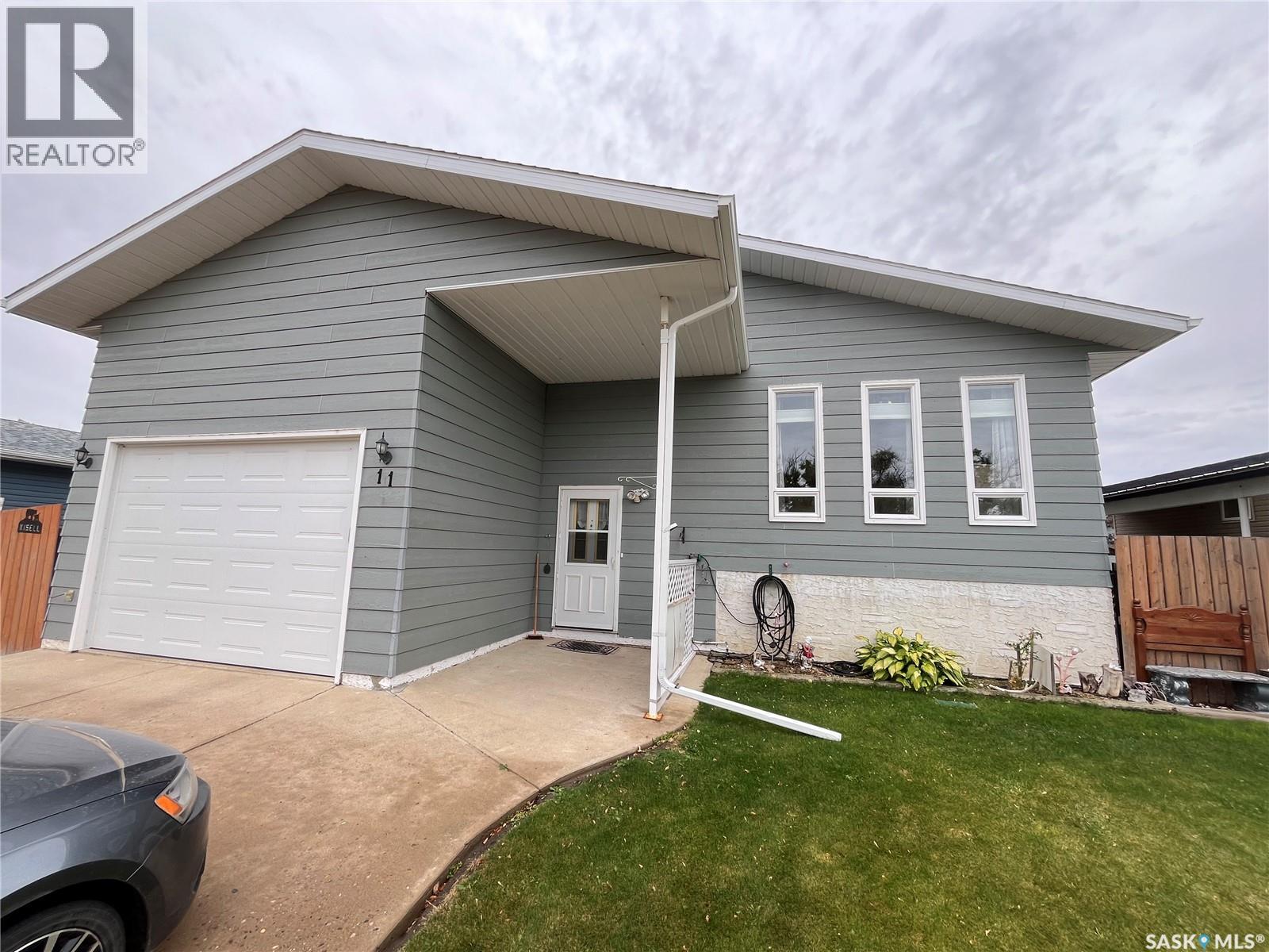 11 2 Avenue, Maple Creek, SK S0N 1N0