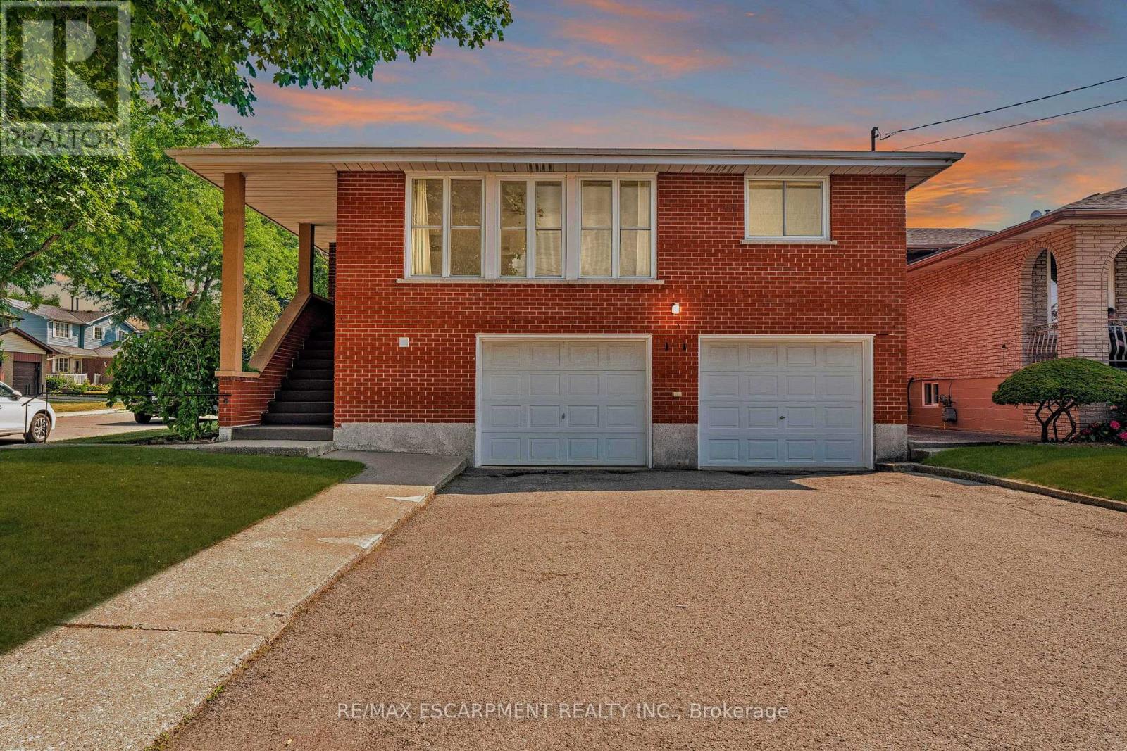 4 Beston Dr, Hamilton, ON L8T 4V7