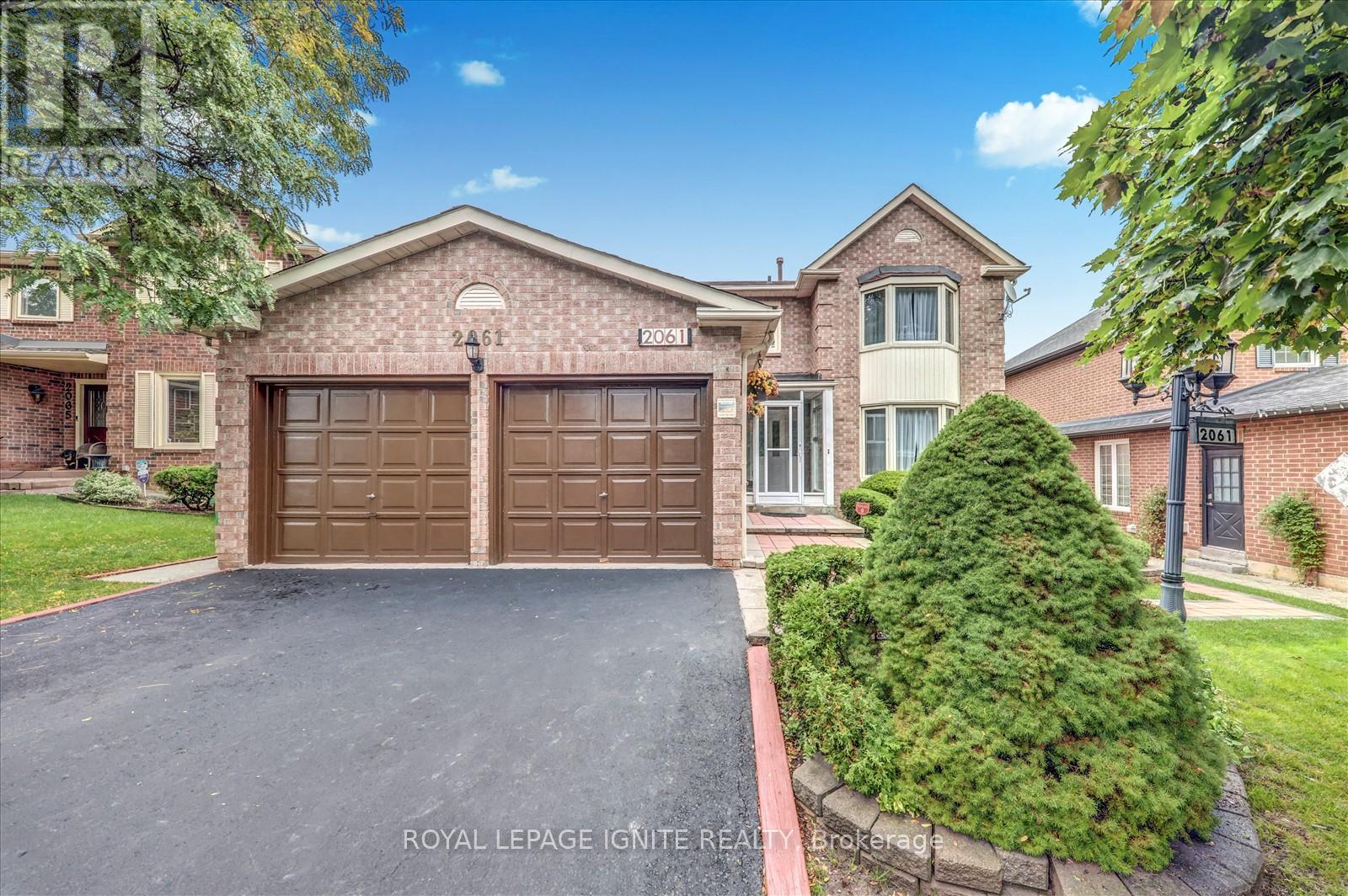 2061 Folkway Dr, Mississauga, ON L5L 3G3
