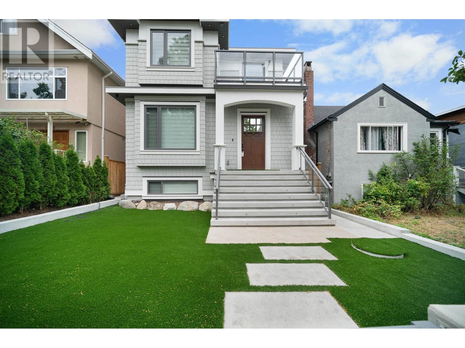 7666 Ontario St, Vancouver, BC V5X 3C5