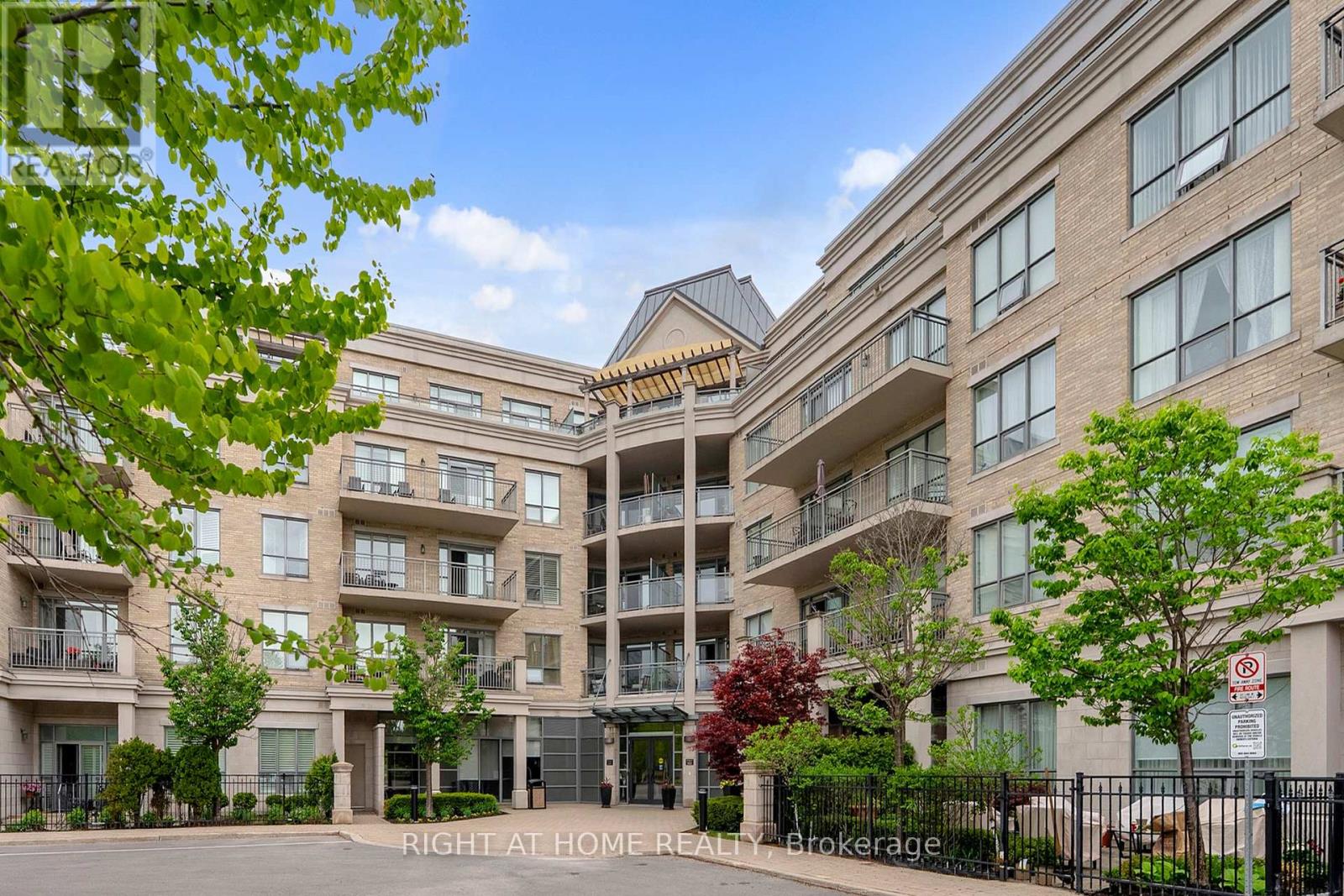 422 180 John West Way, Aurora, ON L4G 7H9