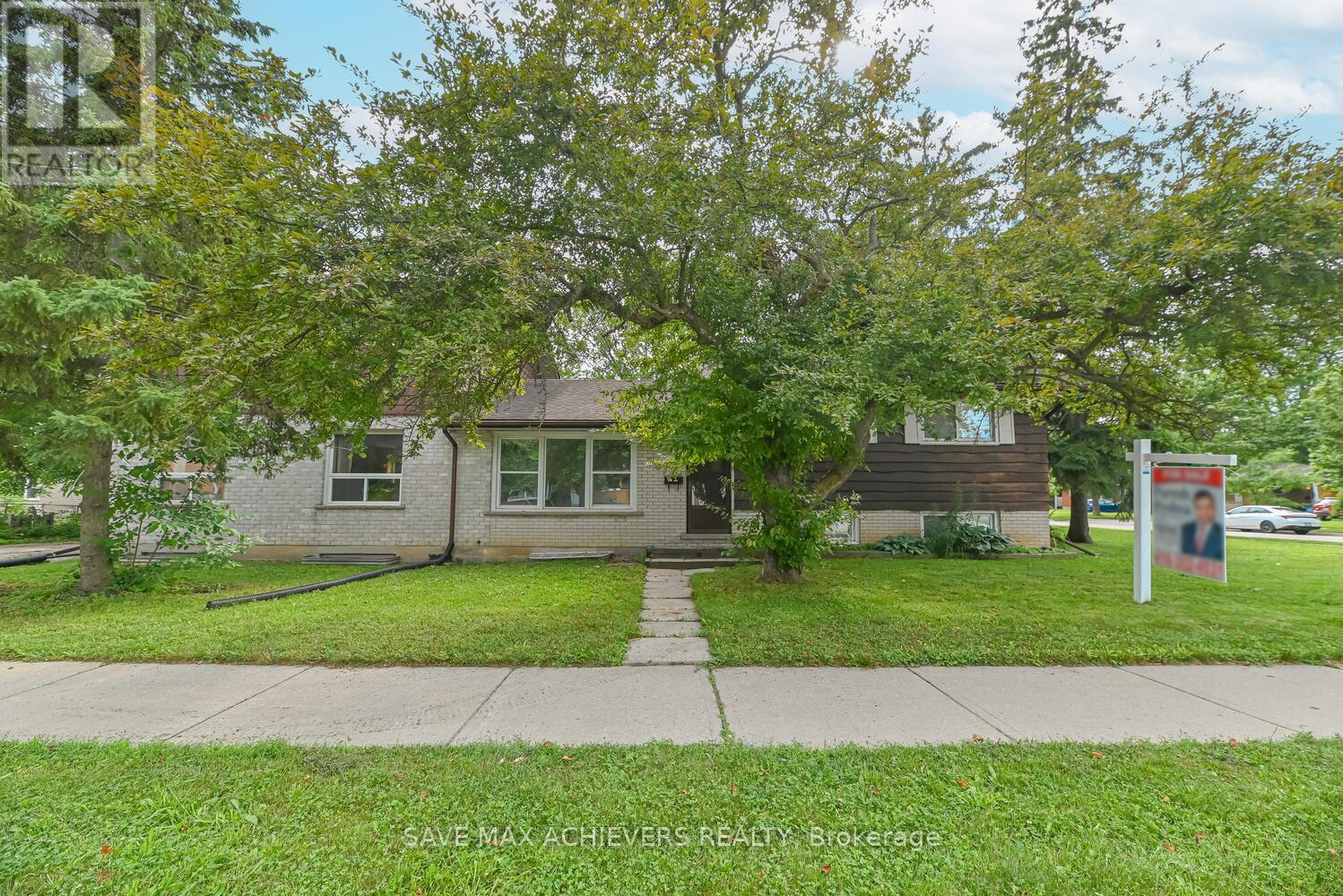 367 Holly St N, Waterloo, ON N2L 4G2