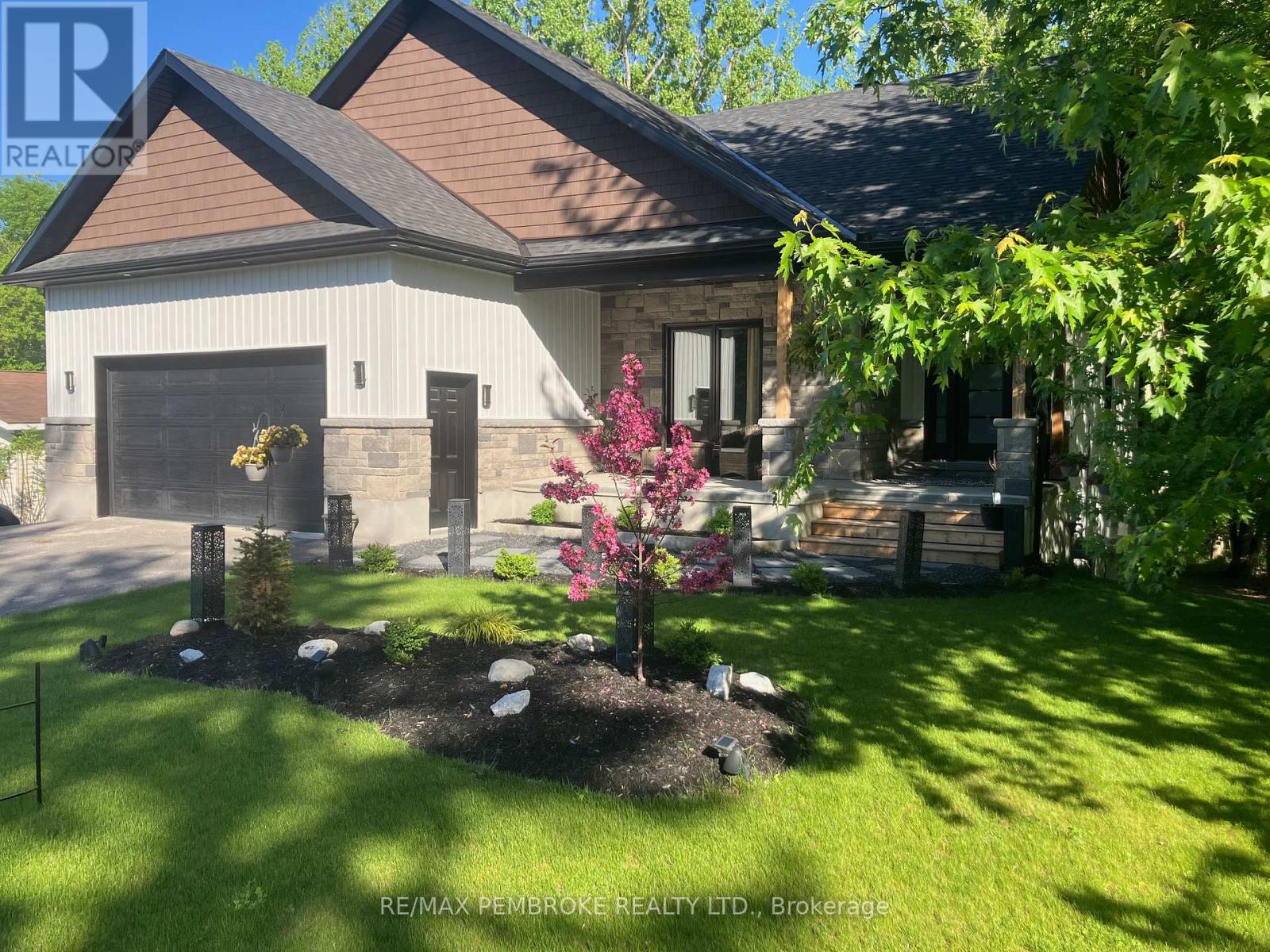 9 Smith St, Whitewater Region, ON K0J 1C0