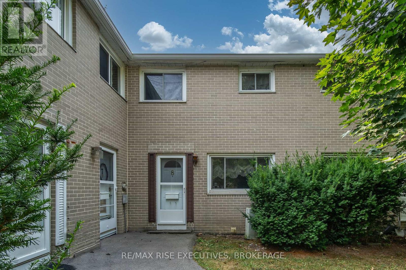8 258 Queen Mary Rd, Kingston, ON K7M 2B2