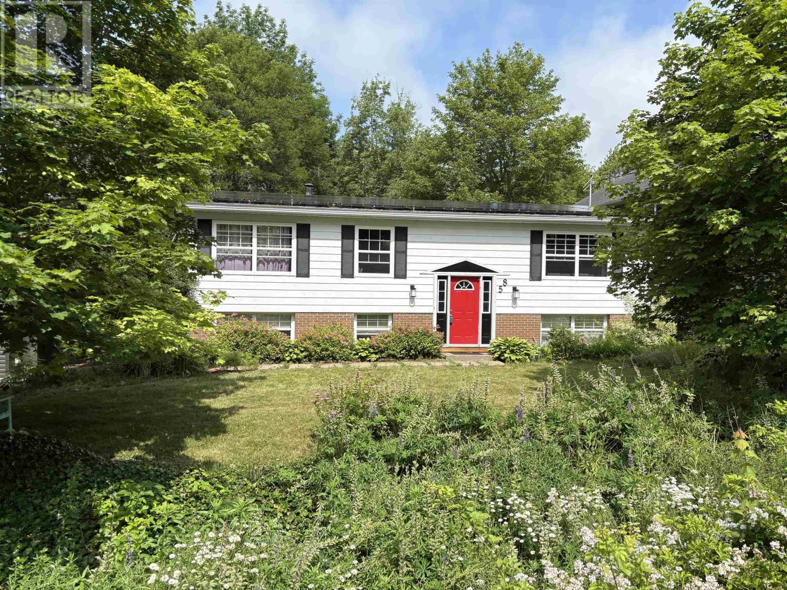 58 Majestic Ave, Beaver Bank, NS B4E 3A5