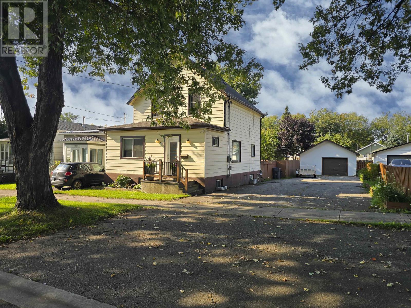 217 Clavet St, Thunder Bay, ON P7A 2M5