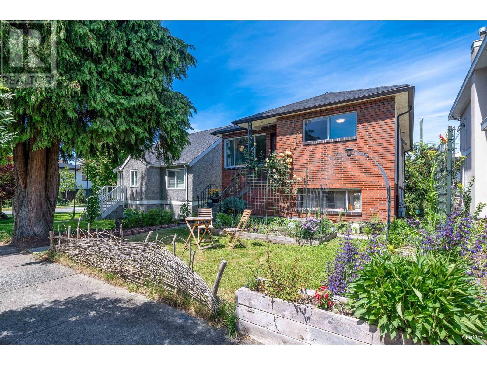 2611 Parker St, Vancouver, BC V5K 2T5