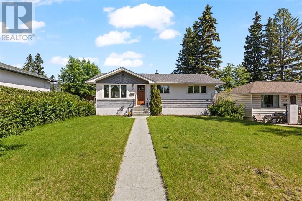 424 Blackthorn Rd NW, Calgary, AB T2K 3S3