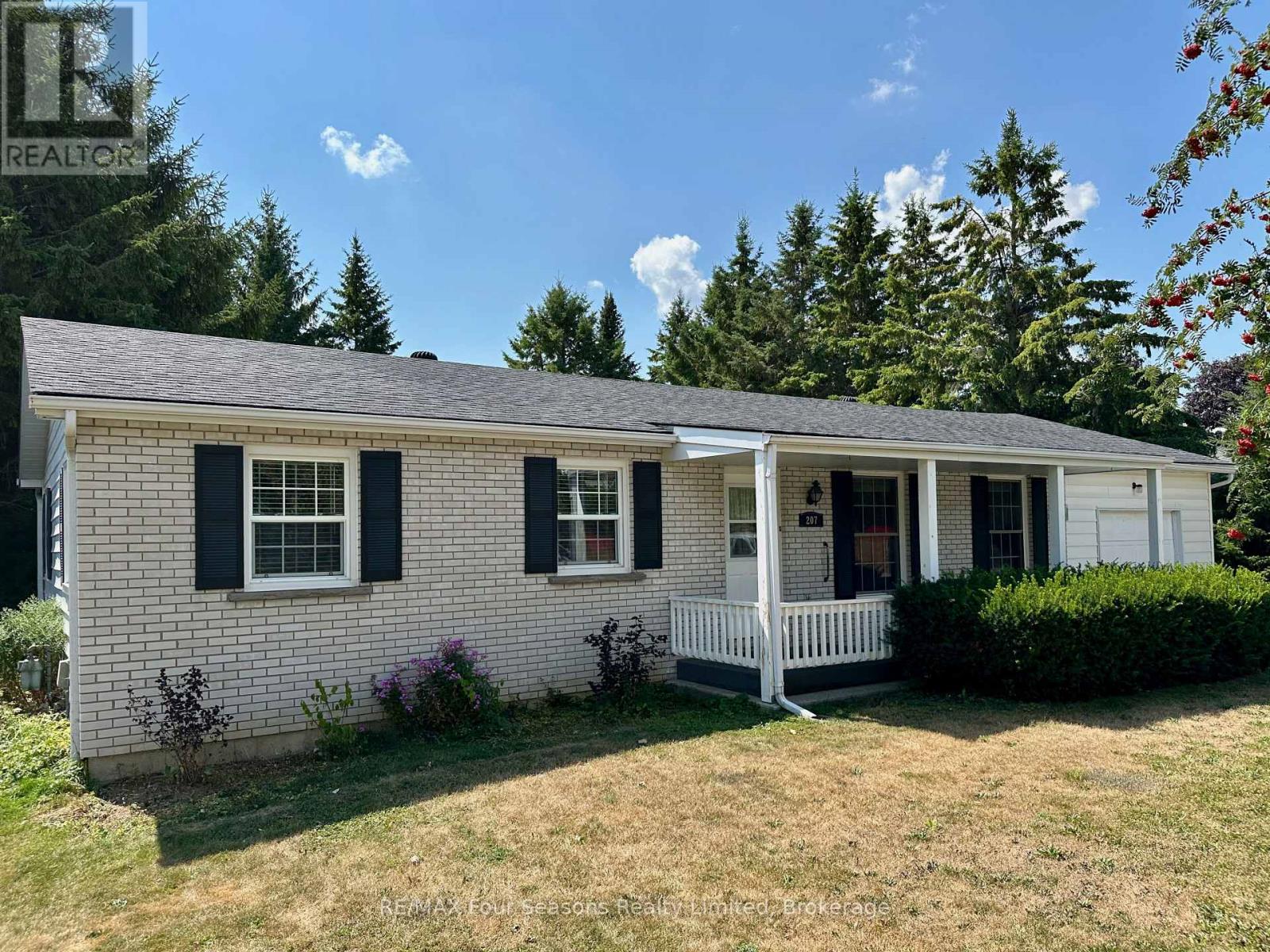 207 Christopher St, Clearview, ON L0M 1S0